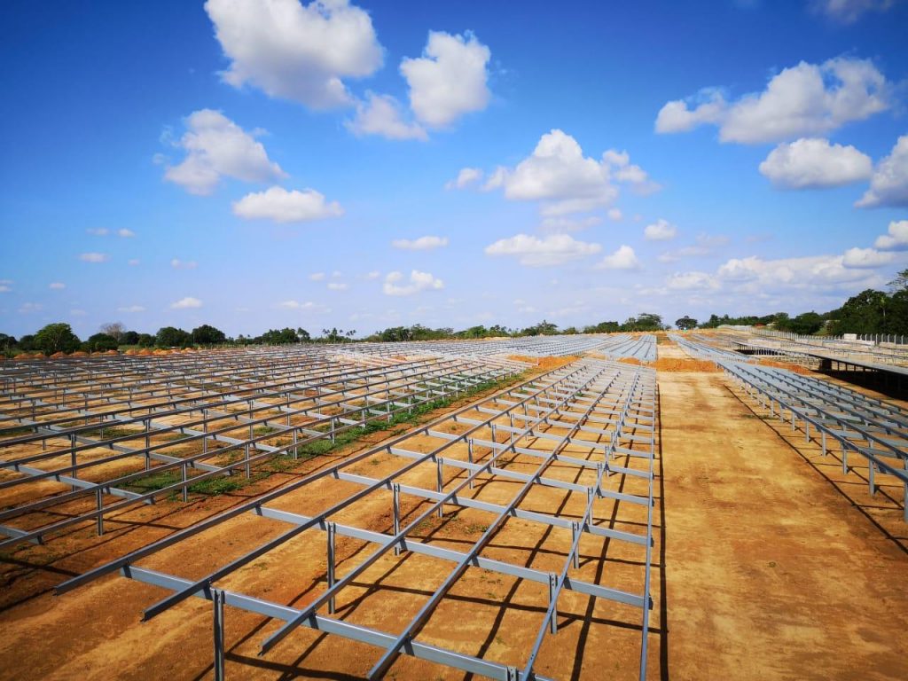 construction de la ferme solaire de Petalo en Colombie