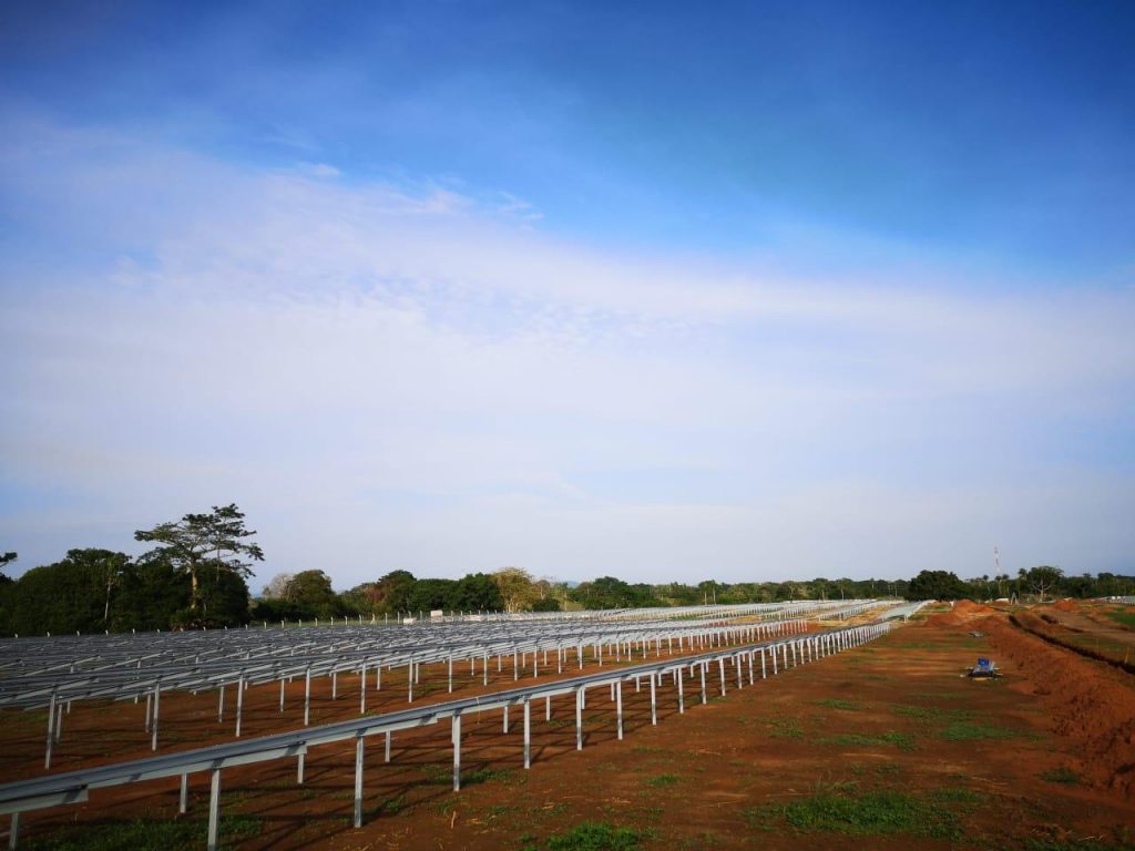 Chantier de construction de la ferme solaire de Petalo en Colombie